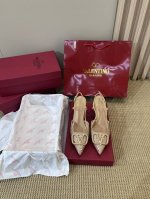 橙子出厂价 Valentino 华伦天奴春夏新款 经典水钻V扣尖头高跟凉鞋 细跟单鞋 高跟鞋 点钻款# 跟高：4.5Cm、7.5Cm 码数：34-40