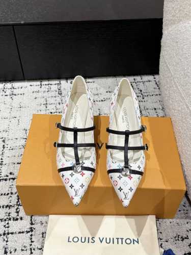 顶级版本Louis Vuitton 路易威登 25 春夏尖头高跟鞋鹰嘴小尖头搭配镂空皮条小方扣可调节松紧，Lv五金 “logo”饰以点缀，细节质感特别的高级！犀