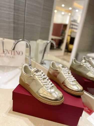 出厂男女同 Valentino专柜同步新款德训鞋低帮休闲运动鞋 专业高端，完美复刻，品质一流！ 全部采用原版1:1材料制作，独家开模！ 面料高丝光牛猄 Tpu材