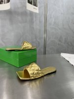 Bv 葆蝶家 新加金属小羊皮4色 深口拖鞋 金色 Bottega Venet 深口面包拖鞋继续延续 夸张的各种配色 必将影响穿搭界 各个明星 博主争相试穿 全部