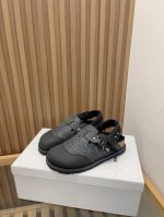 Birkenstock x Dior毛里款全球限量联名款，联名单品重新诠释 TOKIO 穆勒鞋和 MILANO 凉鞋这两款勃肯标志性单品，将实用功能与优雅风范相
