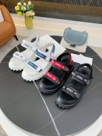 ，蔻依Chloe专柜同步上市新款凉鞋，春夏款广升 风靡整个时尚圈以来，多色多款，这款面料使用进口牛皮，内里头层猪皮，质地清爽透气不焖脚 时尚简约范儿 女神都爱