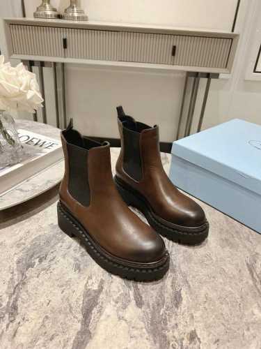 Prada 普拉达 24*秋冬最新发布厚底弹力布短靴 面皮：开边珠牛皮 牛皮， 内里：进口混种羊皮里 大底：原版生胶耐磨底 厚底 码数：35～39 40、41定