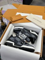 工厂价： 原版开发 品质出货 欢迎对比 LV板鞋系列 LV Trainer Maxi运动鞋将成衣系列的宽松廓形引入VirgilAbloh笔下的LVTrainer