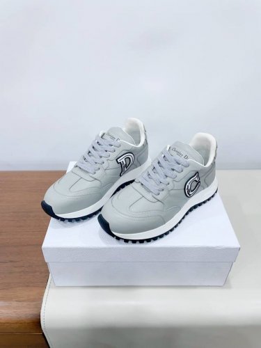 Dio* 迪奥 24ss 秋冬季新款 C’est系列 情侣款 厚底 休闲运动鞋原版购入开发 做货 这款 C‘est Dio*运动鞋设计醒目时尚 采用白色牛皮革等