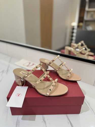 出厂价： Valentino 华伦天奴铆钉 VT经典6.0cm 粗跟凉拖鞋，顶级复刻！侧身弧线完美，原版开模定制不生锈铆钉 特别有质感的五金衬托出满满的高级感，