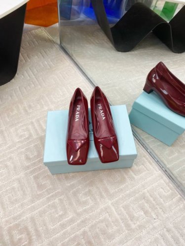 Prada 普拉达 25Ss 春夏新款 粗跟 方头 单鞋 凉鞋 简单的设计大概就是它最让人喜欢的点 不是烂大街的那种 很有自己的品牌个性 面料采用小牛漆皮 内里