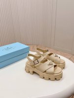 实价： 超火爆 prada普拉达最新春夏锯齿罗马厚底橡胶凉鞋 E64。复古时髦前卫的轮齿55Mm 厚底鞋底搭配橡胶鞋面，让整双鞋轻便舒适 鲜艳色彩 满足不同风格