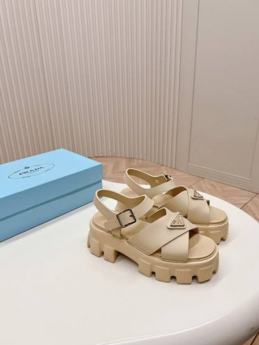 实价： 超火爆 prada普拉达最新春夏锯齿罗马厚底橡胶凉鞋 E64。复古时髦前卫的轮齿55Mm 厚底鞋底搭配橡胶鞋面，让整双鞋轻便舒适 鲜艳色彩 满足不同风格