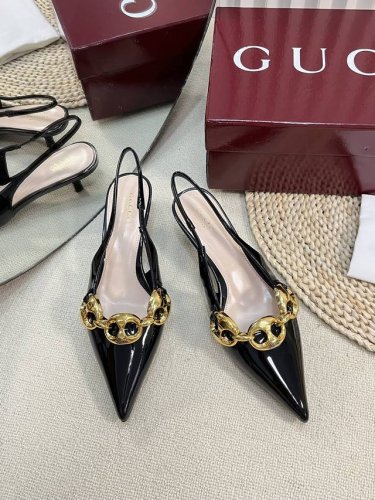 Gucci 24Ss新款 G家尖头新款圆扣型系列 经典再现 简约设计高雅品质 鞋面以羊漆皮3个五金圆扣材料匠心打造 鞋面缀饰亮眼的新款小猪鼻扣中间Logo 后带