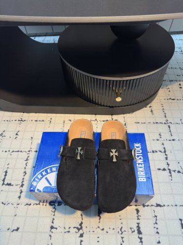 comehearts X Birkenstock 克罗心X勃肯鞋 皮革绒面时尚休闲包头鞋 牛皮绒面革质地柔软搭配可调节鞋扣提升穿着舒适度 人体工学设计分散脚部压