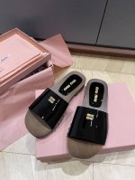 出厂 袜子+10 上新Miumiu 缪.缪.25春夏秀场漆皮袜套木屐凉鞋拖鞋 市面顶级原单版，Zp对比做货，所有细节都跟柜上一致：包括鞋面皮料，鞋垫内里皮料、刻