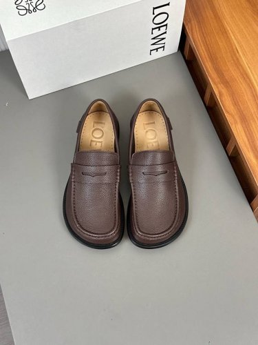 价 Loewe罗意威 代购级 最近大的热一款鞋，超可级爱 时髦精绝对不能过错的必入款，没任有何繁杂装饰，质极感好的Vintage感，纯粹和极简得做利落又诗意 超