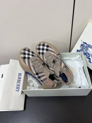 限男款Burberry巴宝莉2025新款3D弹力飞织系带休闲板鞋 巴宝莉这个牌子完全是妥妥低调奢华的奢侈品 因为它不会满大街撞款 在版型上也不会看起来那么粗犷