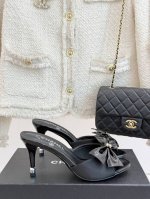 厂价 Chane*｜小香25C春夏新品蝴蝶结 高跟拖鞋 真的强烈推荐这一系列真的太美了 蝴蝶结设计上脚精致优雅 香家设计理念 总让我出乎意料的惊讶！ 鞋面采用原