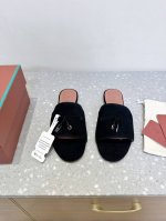 现货 Loro piana 25Ss春夏新款 英伦 凉鞋 原来这就是传说走两万步都不会累脚的夹脚凉鞋把颜值和脚感都拿捏住了 上脚一走就会被彻底沦陷 极简的设计吸