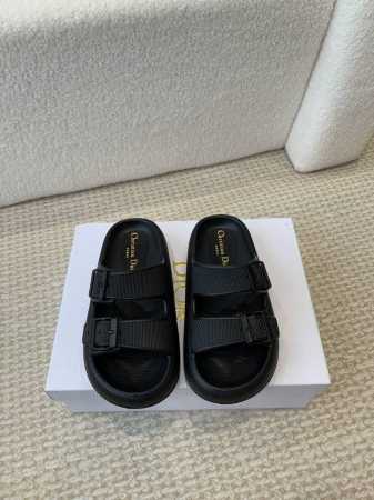 冲量价: Dior 迪奥 24ss 夏季新款 沙滩拖鞋 夏季到海边度假的最佳选择 这款最得意的设计就是垫脚磨砂面，区别于任何一款果冻鞋，碰水不会滑脚，下雨天或海 - 点击图像关闭
