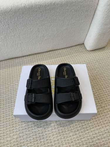 冲量价: Dior 迪奥 24ss 夏季新款 沙滩拖鞋 夏季到海边度假的最佳选择 这款最得意的设计就是垫脚磨砂面，区别于任何一款果冻鞋，碰水不会滑脚，下雨天或海
