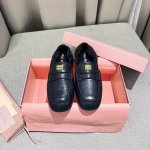 工厂直销中跟 Miumiu 缪缪24Ss秋冬走秀秀 今年最值得入手的单鞋 ！超多网红明星上脚 Miumiu今年秋冬确实泰酷辣 秋冬限定款 专柜非常难买 脚感超赞