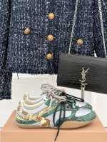 厂价 Miu Miu 缪缪25Ss秀场新品运动鞋 这双运动鞋引起关注Miu Miu 与 New Balance 合作系列无疑是近几年最成功的运动鞋单品， 本季M