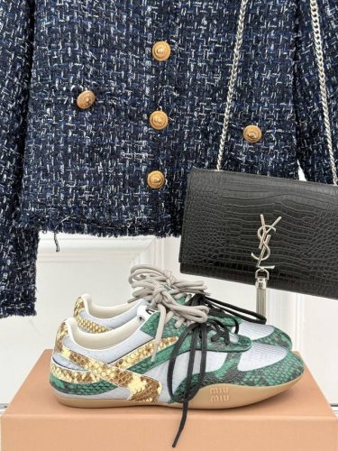 厂价 Miu Miu 缪缪25Ss秀场新品运动鞋 这双运动鞋引起关注Miu Miu 与 New Balance 合作系列无疑是近几年最成功的运动鞋单品， 本季M