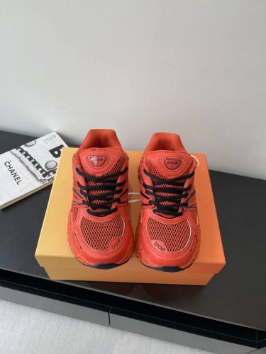 Dior X Kaws 联名款B35胶囊情侣款 系列 镂空 网面 运动鞋 这款名为B35 Nxt 的新款运动鞋 采用了 3D打印技术制成镂空式鞋底 鞋身部分则是
