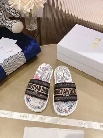 出厂价p 女装女鞋 运动原单 dir最新颜色经典款拖鞋 立体感刺绣设计上迪奥Logo点缀 简单大方 超好看超百搭 上脚非常柔软 颜色清爽 鞋面:进口电绣材料 内 - 点击图像关闭