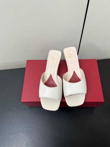 roger Vivier｜Rv25S春夏新品水晶跟拖鞋 喜欢法式优雅的来Pick这双，会让你的夏日穿搭气质翻倍哦～鞋跟镶满Blingbling的水钻爆闪 上脚特