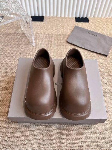Balenciaga 顶级版本 极致轻量化 众多国内外一线潮流明星上脚加持 时髦又兼具舒适感 上脚还很显白 夏天超级好搭配 码数 35-40