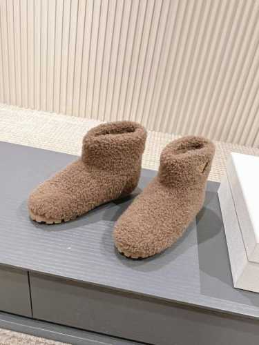出 Prada*普拉达2024ss秋冬新款直筒雪地靴羊毛短靴 时尚大方的设计呈现经典轮廓。不管面对任何场所 主场只属于你！ 面料：定制羊毛 内里：定制羊毛 五金