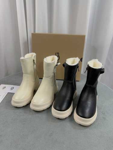UGG 新款雪地靴；拒绝臃肿，原版头层全粒面牛皮+澳洲皮毛一体，内里澳洲羊皮毛一体，魔术贴一脚蹬方便穿脱，冬季必备的一款毛靴， 请不要拿那些内里做半截假毛的来对