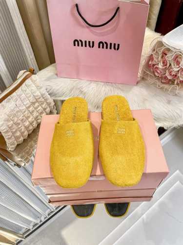 橙子出厂价 MiuMiu 缪缪 2024秋冬新款 包头半拖 复古平底拖鞋 毛毛拖懒人鞋 第一眼看到这个鞋子就有种软绵绵的感觉，简单而带点复古气息随意搭配，简单的