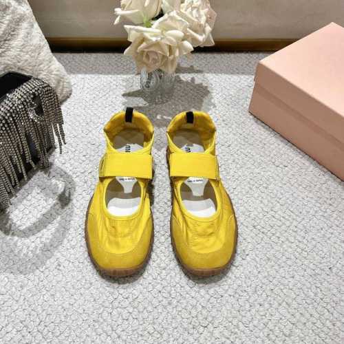 MiuMiu 缪缪 25ss 春夏新款 饼干鞋 阿甘鞋休闲运动鞋miumiu最新爆款 前卫大胆的设计，Miu Miu风格融于此款厚底真丝雨布玛丽珍设计的简约线条