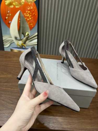 BrunelloCucinelli 。时尚高跟凉鞋上新款了。面料：进口羊皮。内里牛皮，纯铜珠链，上脚美观大方，百分百原版开发。原版包装，码数35 －42。35