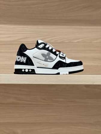 顶级版本 黑牛仔实拍 Lv Trainer 魔术扣情侣款 莞式大厂出品！无限接近好货播报！ 全面升级柜柜最新的鞋型，材料，工艺细化，大底重新开发私模，追求无限接 - 点击图像关闭