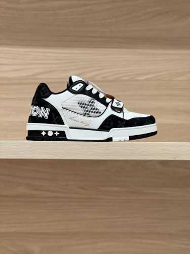 顶级版本 黑牛仔实拍 Lv Trainer 魔术扣情侣款 莞式大厂出品！无限接近好货播报！ 全面升级柜柜最新的鞋型，材料，工艺细化，大底重新开发私模，追求无限接