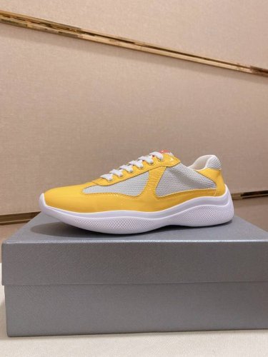 工厂价 元 情侣款普拉达 PRADA 新款男士休闲运动鞋，高端品质 TW定制双层透气网布进口头层小牛镜面漆皮 鞋垫是小牛皮 冲孔设计 透气舒适 原厂真空PU吸塑