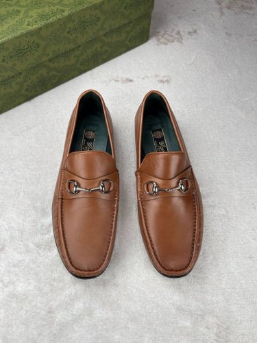 gucci 男士精品乐福鞋 焕新演绎马衔扣图案和乐福鞋 庆贺品牌两大经典设计问世70周年 该鞋款一直以来都是品牌的主打款式 无论时光流逝季节变迁 在钯金色调金属