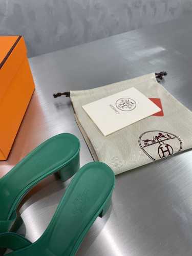 爱马仕 HerméS 经典 工 字拖 高品 方跟 款式经典 简约 此款主要对比的就是工艺 品质 爱马仕 HerméS 夏天开始不一样的夏天生活 爱马仕Hermé