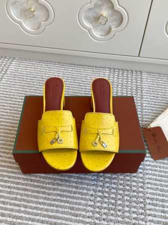 批鸵鸟纹 代购级 Loro piana Summer Charms Ser LP女士凉鞋拖鞋产品详情：这款鸵鸟纹牛皮凉鞋搭配饰有Loro Piana My Ch - 点击图像关闭