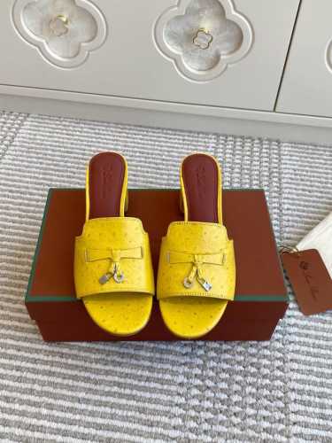 批鸵鸟纹 代购级 Loro piana Summer Charms Ser LP女士凉鞋拖鞋产品详情：这款鸵鸟纹牛皮凉鞋搭配饰有Loro Piana My Ch