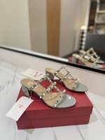 出厂价： Valentino 华伦天奴铆钉 VT经典6.0cm 粗跟凉拖鞋，顶级复刻！侧身弧线完美，原版开模定制不生锈铆钉 特别有质感的五金衬托出满满的高级感，