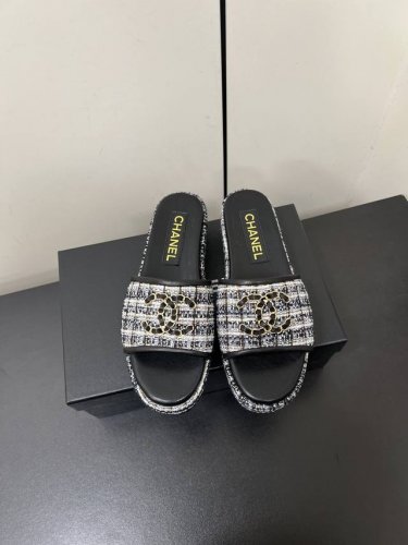 Chanel小香链条双C扣厚底彩布毛呢凉拖鞋 标志性粗花呢材质，纹理细腻，质感上乘，每一步都踏出高级风尚。 厚底设计，不仅拉长腿部线条，让你轻松拥有超模比例，还