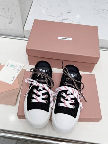 Miumiu25年最新走秀款 经典升级 舒适度与时髦度并存经典黑白款百搭软底软面设计 透气性好 随便怎么穿都好看 设计搭配不同风格需求 鞋面 原版定制布 内里: