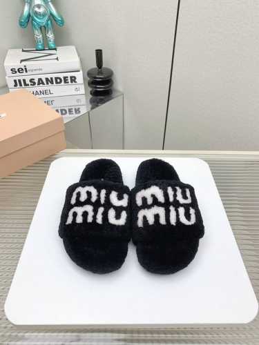 橙子出厂价 MiuMiu 缪缪 2024秋冬新款毛毛拖鞋 可甜可盐的喵喵女孩 质感的毛毛给这款增添不少少女心。 原版 1：1开发，各大明星 网红的热爱款 ， 原