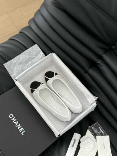 Chanel 新色芭蕾舞鞋 原版1:1复刻 经典中的经典 无论搭配裤装还是裙装都是完美 小圆头的设计很好的修饰脚型 ，小仙女们必备！ 跟高：2.5Cm 码数 ：