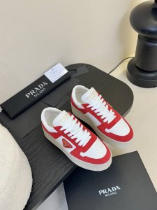 prad普拉达春夏新品运动休闲德训鞋运动板鞋皮革运动鞋让整双鞋轻便舒适 鲜艳色彩 满足不同风格时髦人士的多种选择，每一个设计元素都踩在时髦点上！面料：进口牛皮内