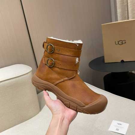 UGG. 2024。独家首发 浓浓的复古气息 个性潮流复古雪地靴 . 材质：面料防水磨砂牛皮 内里.垫脚.澳洲进口纯羊毛。 工艺。全鞋防水工艺。纯手工擦色复古风 - 点击图像关闭