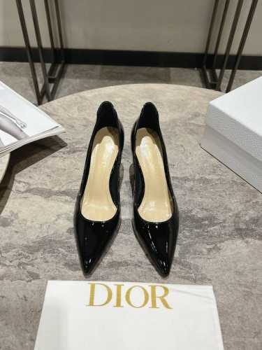 迪奥 Dior 25SS春夏系列尖头单鞋 市场顶级版，欢迎来看版对比材质：原版漆皮面料+羊皮内里+意大利真皮大底+纯铜五金扣。码数：标准码35-39码 跟高7.