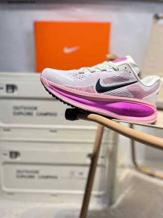 Nike Vomero 18 耐克 舒适减震防滑 低帮跑步鞋 全掌Reactx泡绵中底 前掌和后跟还配备了Air Zoom气垫单元 据说跑起来更快更舒适哦 这次 - 点击图像关闭